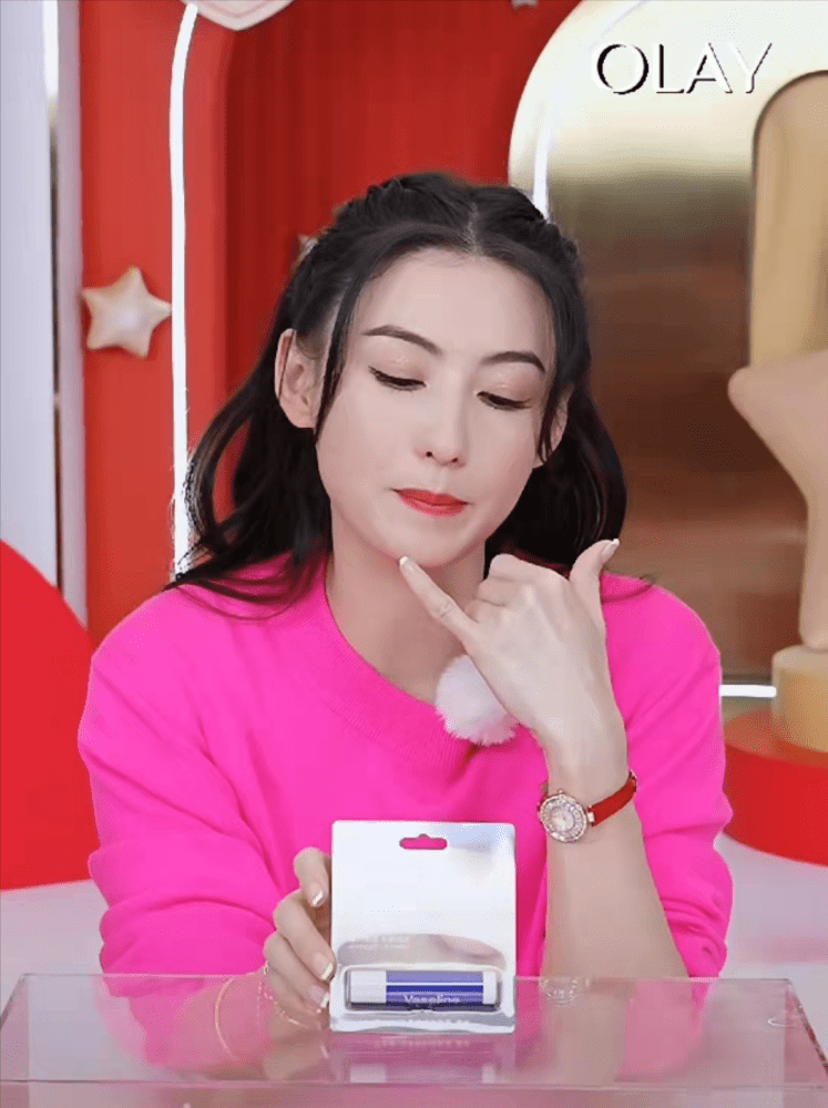 显然这次观众的反应不似预期,毕竟在不久前,张柏芝直播带货某化妆品的