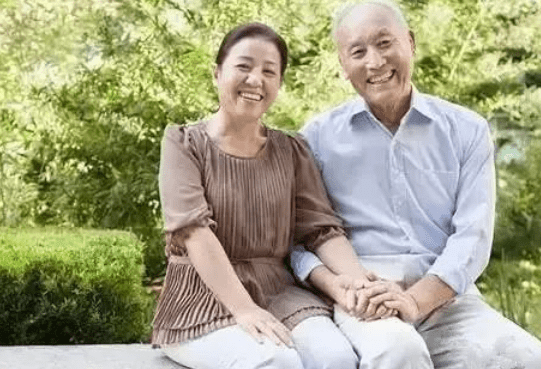 27岁嫁给75岁老人的婚姻 becc711cb37444efbdcefef6efecd221.png