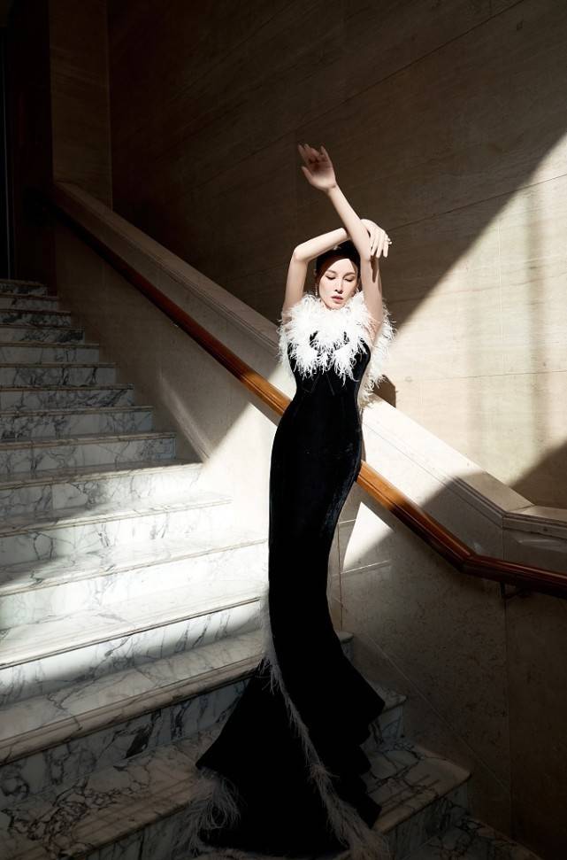 原创张蓝心身材绝了穿黑色超短连体装秀长腿身材比例惹人羡