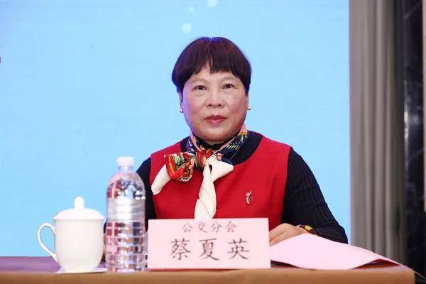 城市公共交通分会副秘书长蔡夏英从开题,初拟大纲,到完成校对,设计