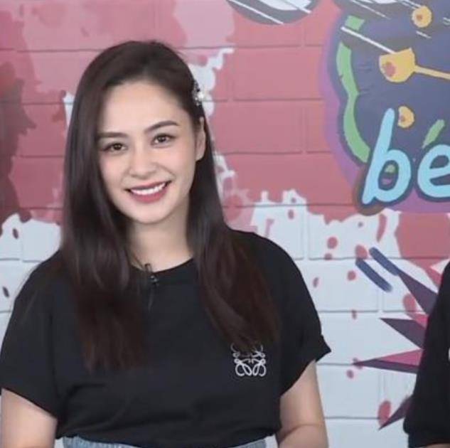 整体 38岁阿娇近照发福,颜值在线看着却老气,和结婚前比状态大变样