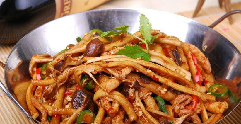 加入适量|星期天,茶树菇要多吃,驱寒暖胃,尤其是女人,常吃祛毒能美颜