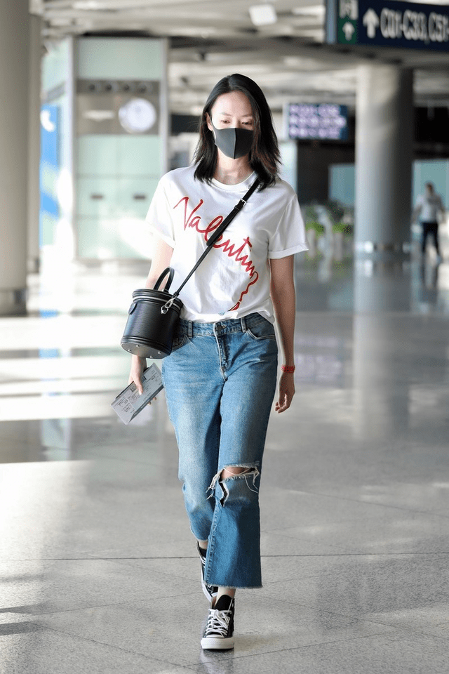 原创童瑶气质甜美优雅穿休闲装现身机场依然高级时髦女神范儿十足