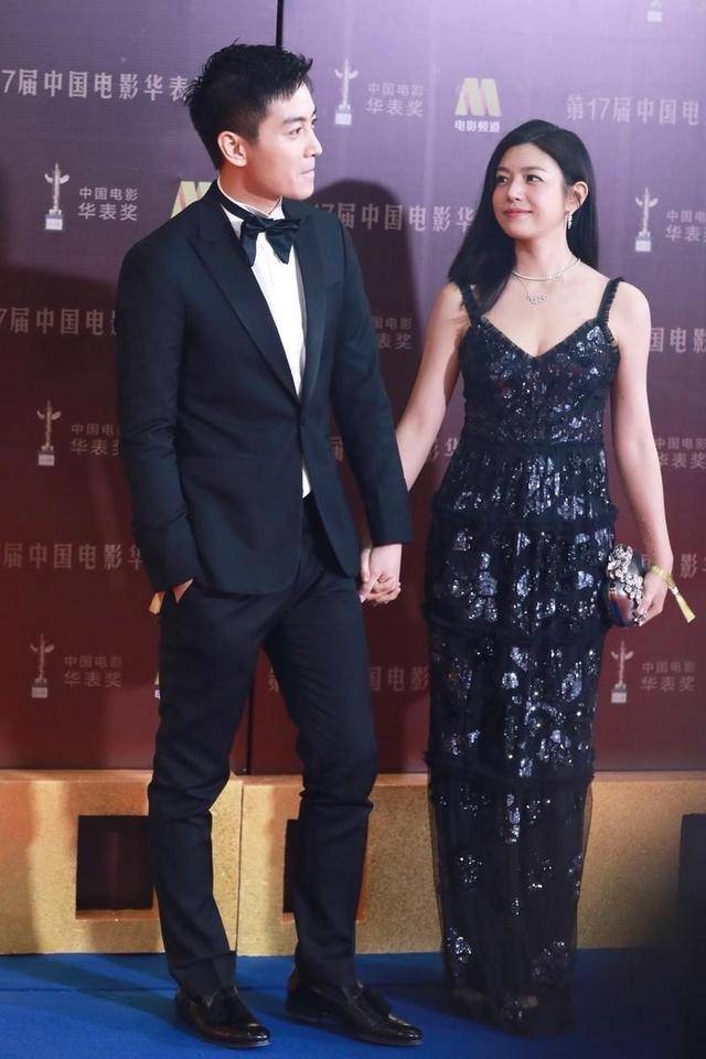 黑色 陈妍希终于性感一回！身穿黑色V领吊带裙优雅温婉，精致高级