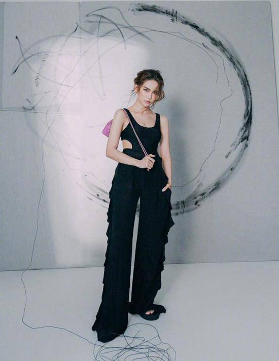 后首 昆凌受伤后首露面，穿羊羔毛配宽松裙快肿成孕妇，真浪费超模身材