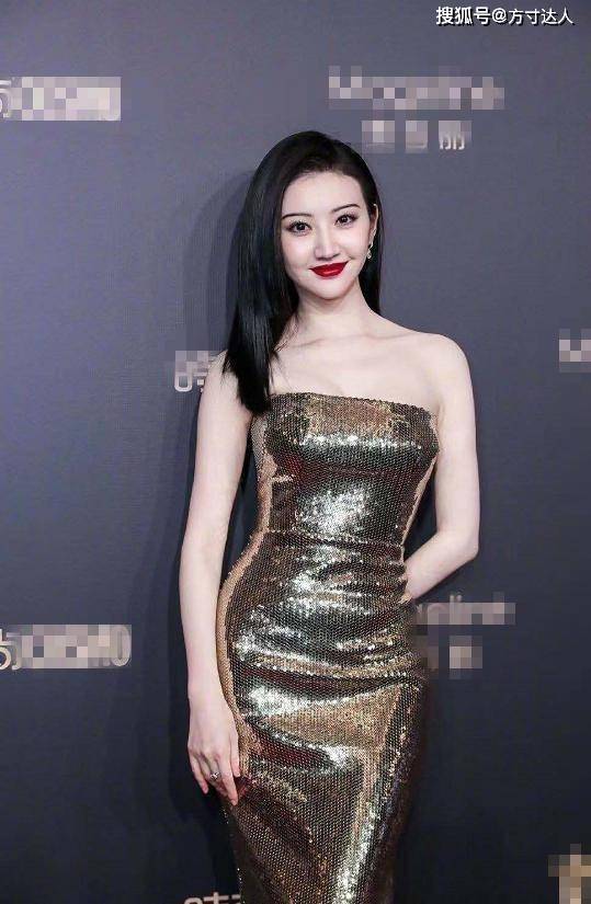 设计 “液体裙”被娱乐圈带火了!单穿时尚高级,比短裙还撩人