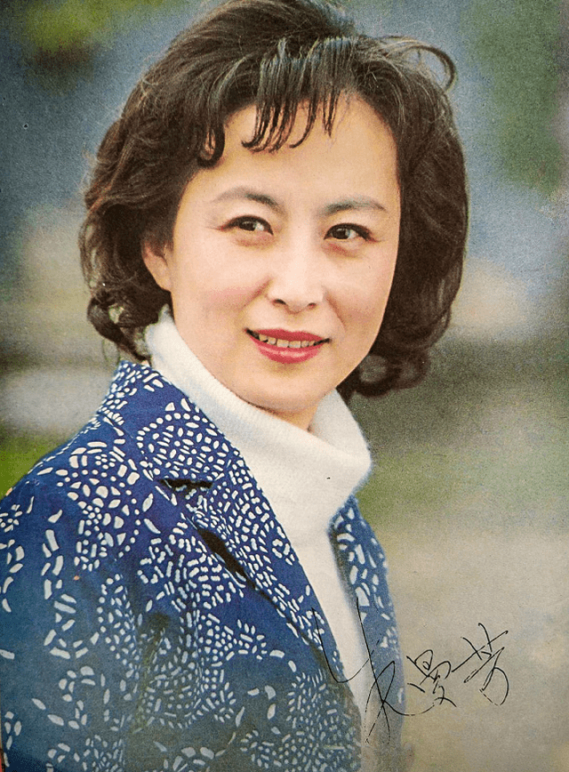 原创奔八的朱曼芳才称得上惊艳黑白长裙秀出文艺气质老得自然优雅