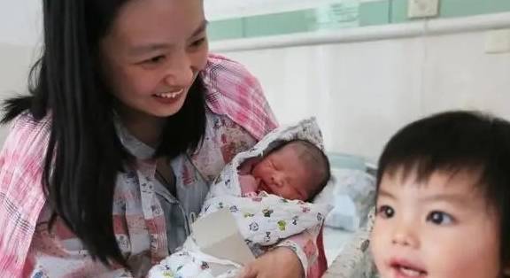 小孩|不生二胎的夫妇越来越多，养小孩费用是省下来了，生活质量好了吗