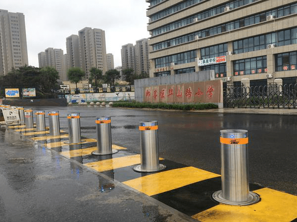 学校门口的升降柱是干什么用的?看完你就懂了_车辆_设备_世鹏