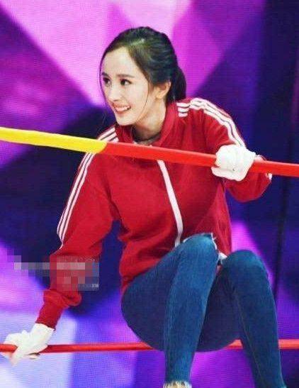 夏天 夏天也可以穿运动装，杨幂的搭配很甜美！