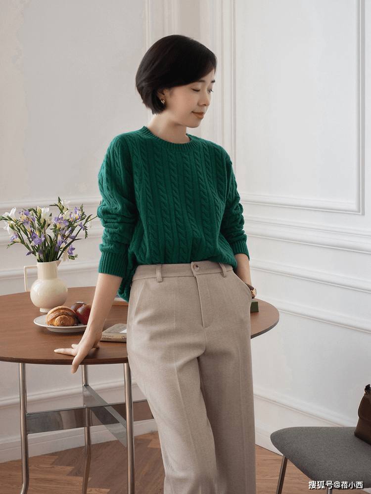 显得 卫衣已过时了，今年冬季流行“日系毛衣穿搭”，保暖舒适又优雅