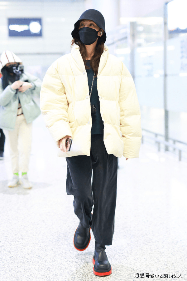 颜色 郑希怡穿冬装都比别人有范，皮面羽绒服配九分裤，时尚堪比小姑娘