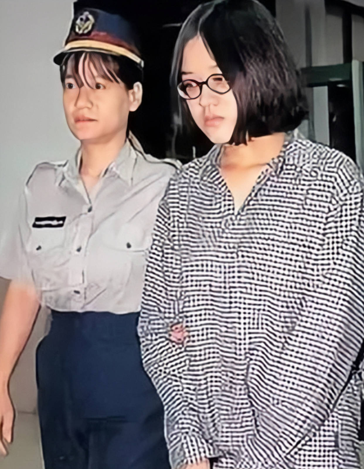 两人的行为越来越疯狂,有一天她们看见曾焕泰与他的女助理搂搂抱抱,这