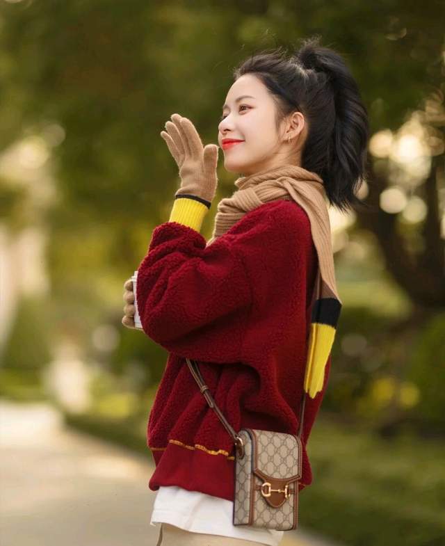 羊羔 在寒冷的冬天，不要只知道穿羽绒服，羊羔毛服装也很受宠