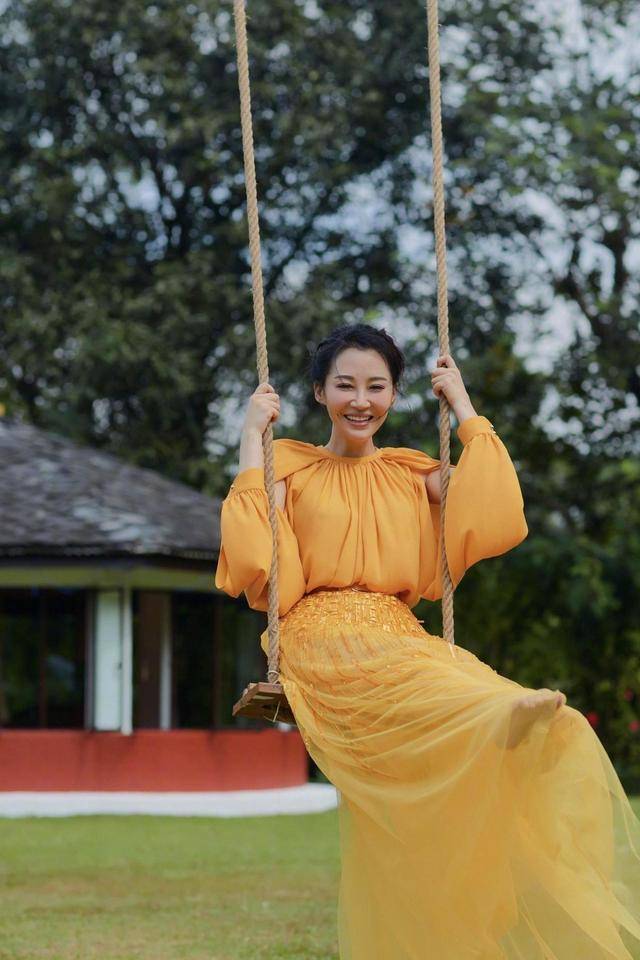 身材 许晴无需装就很“嫩”，穿白色长T恤舒适减龄，状态宛如二八少女
