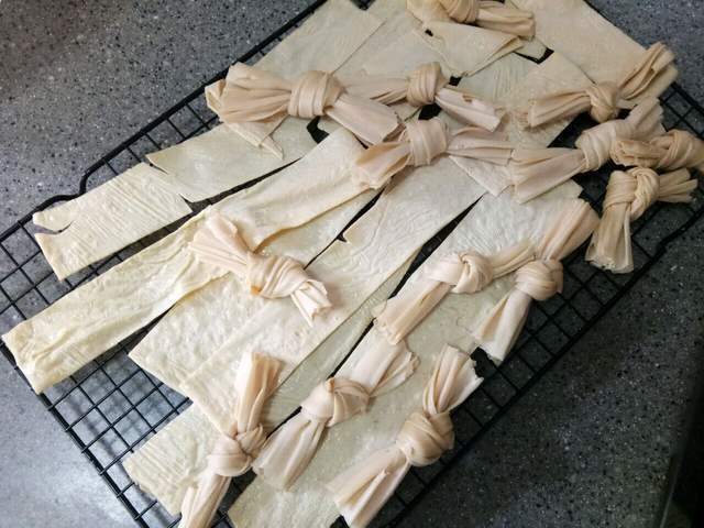 做法|教你在家自己制作大辣皮,做法简单,吃起来香辣美味