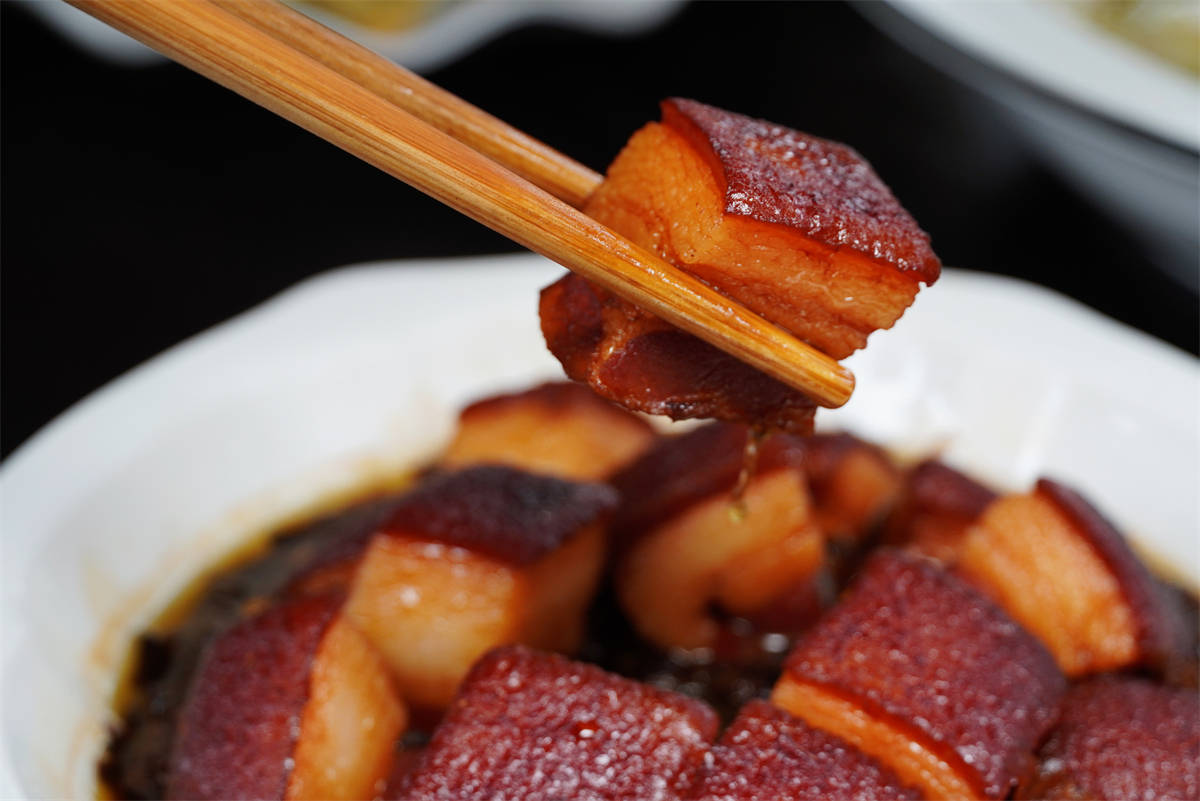 广元人都喜欢吃红烧肉，切记不要直接下锅炖，这样做香而不腻！