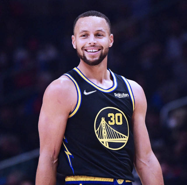 征服|庫里MVP穩(wěn)了？庫里征服快船球迷，轟下30＋6，勇士擊沉快船