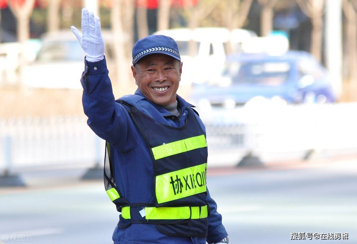 保安大爷捡十五万现金打开皮包发现一张身份证大爷放声大哭