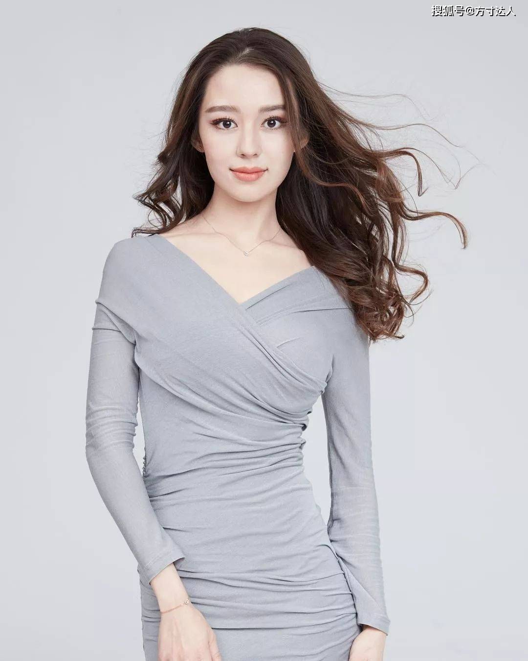 身材 吉娜又给郎朗长脸!一字肩配绒毛外搭优雅动人,不秀身材也很美