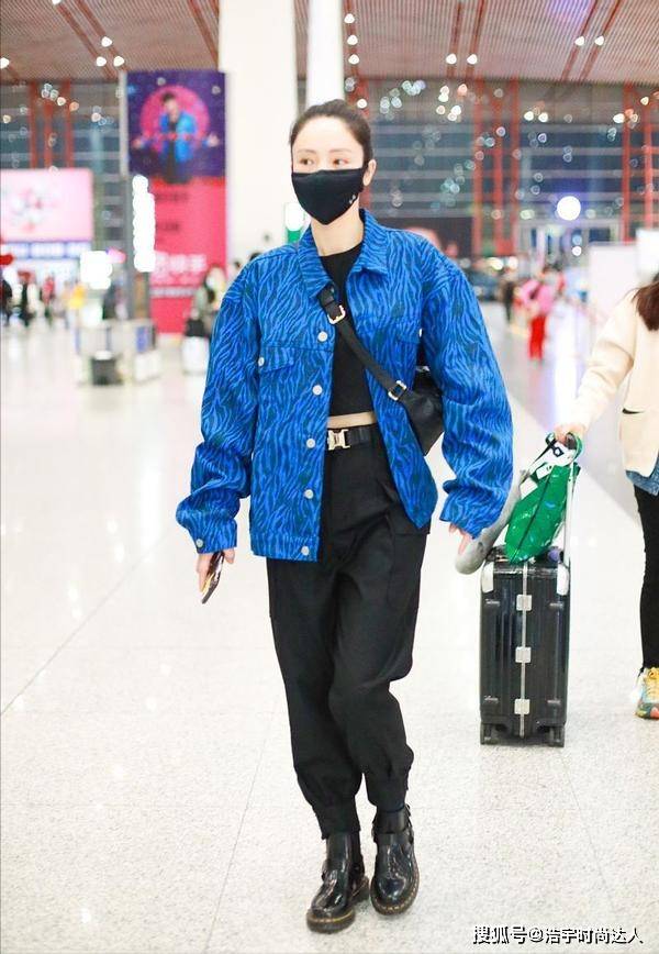 黑色 董璇真有女团气质，上衣偏挑短款穿，纤细腰条都是“穿”出来的