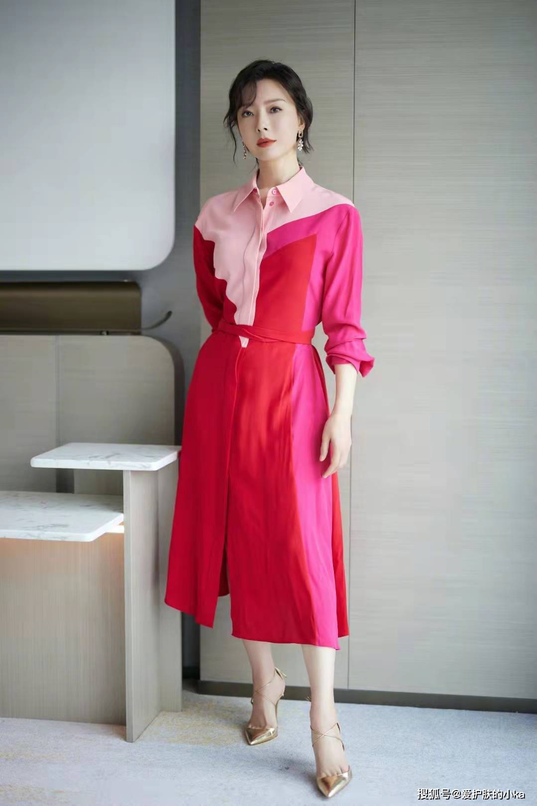 裙子 陈数40多岁了气质依旧出众，穿衬衫裙也优雅，真是中年女性的典范