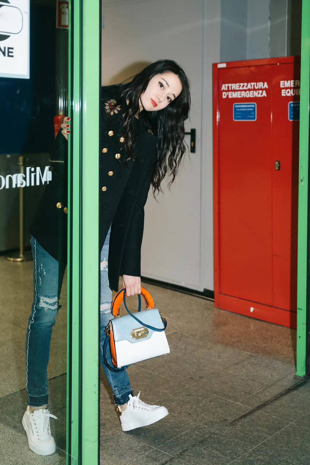 迪丽热巴 被迪丽热巴惊艳到了!拼接牛仔配小黑裤清纯甜美,五官过于精致