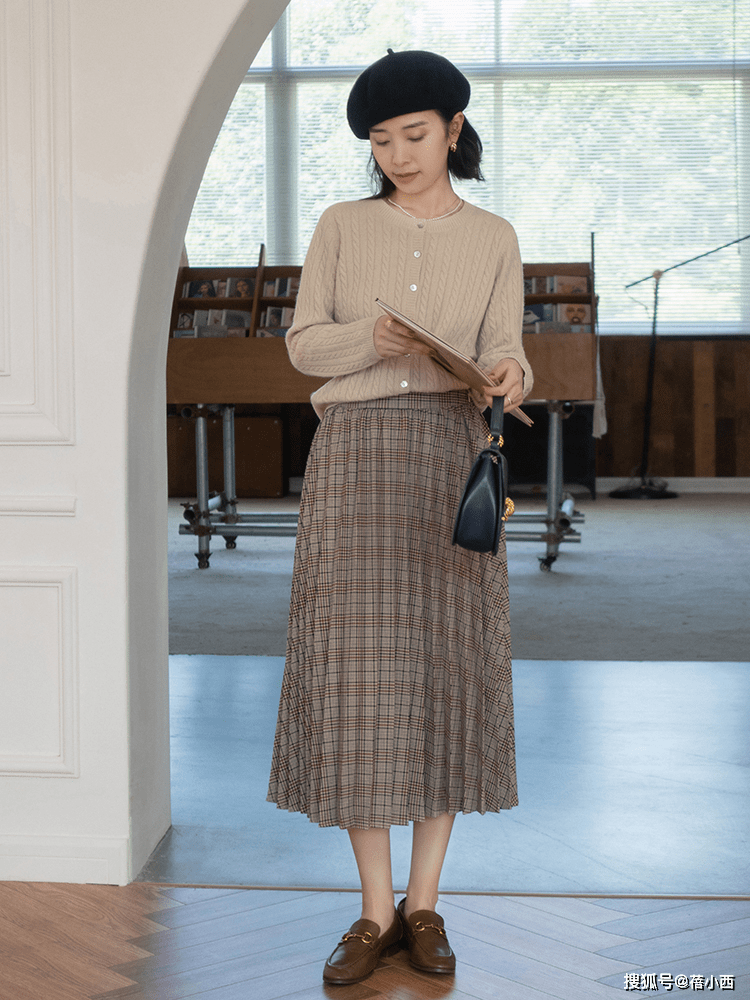 显得 卫衣已过时了，今年冬季流行“日系毛衣穿搭”，保暖舒适又优雅
