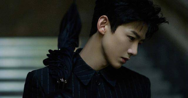 新川|白敬亭接新剧开机，穿越女主跟清朝阿哥的故事，女主还是个甜妹