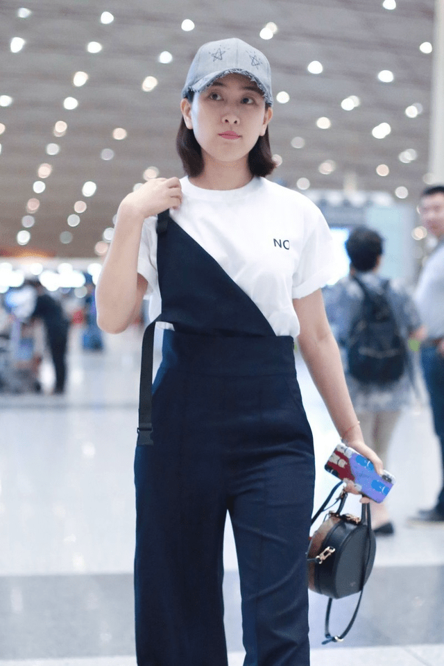 事情 马苏为博眼球真会搞事情!穿背带裤还要解开一边背带,真高调