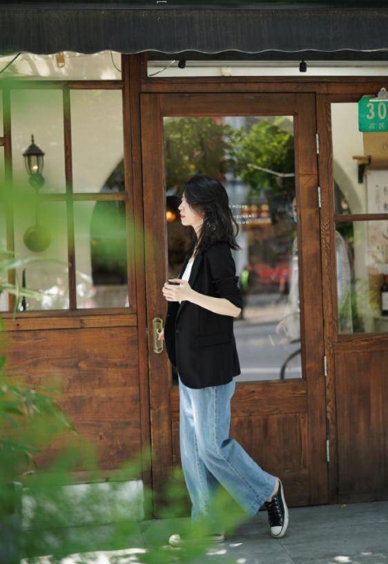 塑造出 三木博主春季穿搭,西服配牛仔裤修身又显瘦,展现出知性大方气质