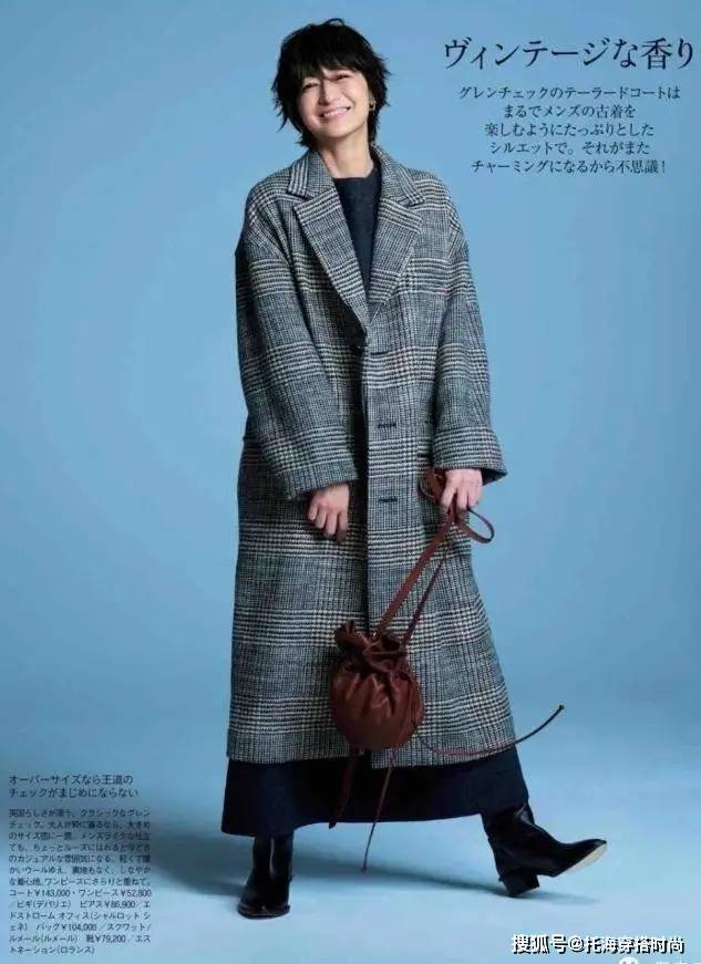 颜色 今年最火的“呢大衣+裙子”搭配,40岁女人照着穿,保暖又洋气