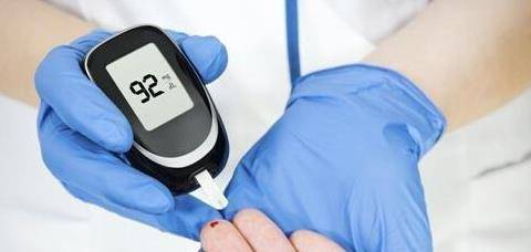 饮食|不论男女，60岁以上的人血糖值超过这个数，或许该好好保养血管