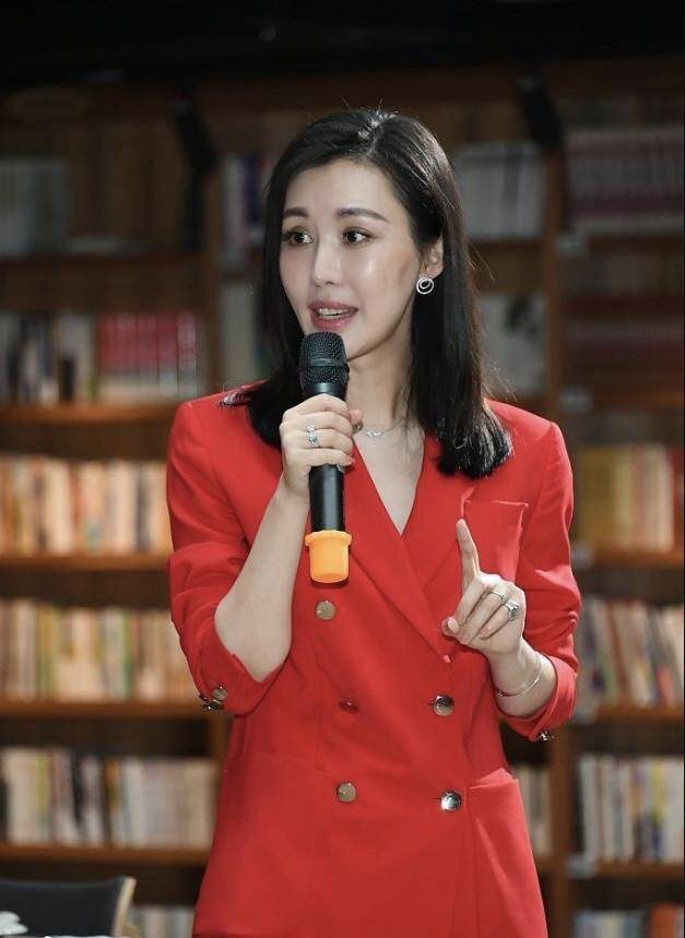 黑色 田朴珺穿衣真胆大，身穿大红色西服look高级又时髦，美不胜收