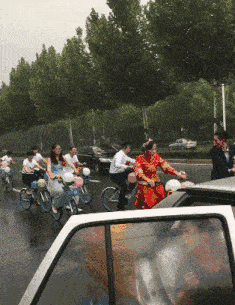 什么笑话段子：姐昨晚梦见自己怀孕了，叫男友陪我去检查！