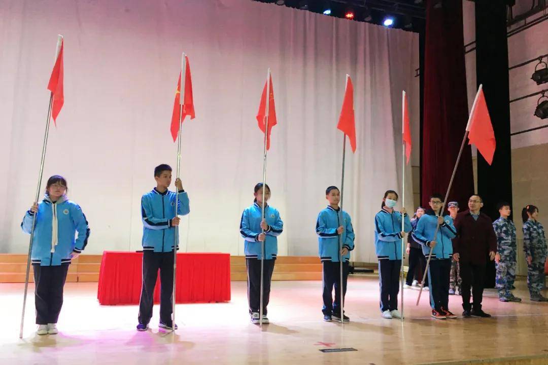 校党委委员,少工委副主任王宸安为各中队授旗