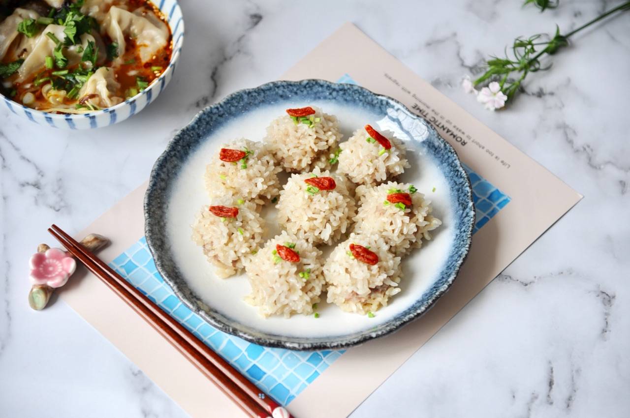 原创大人孩子都爱吃的珍珠糯米丸子,蒸一蒸就出锅,好吃不上火