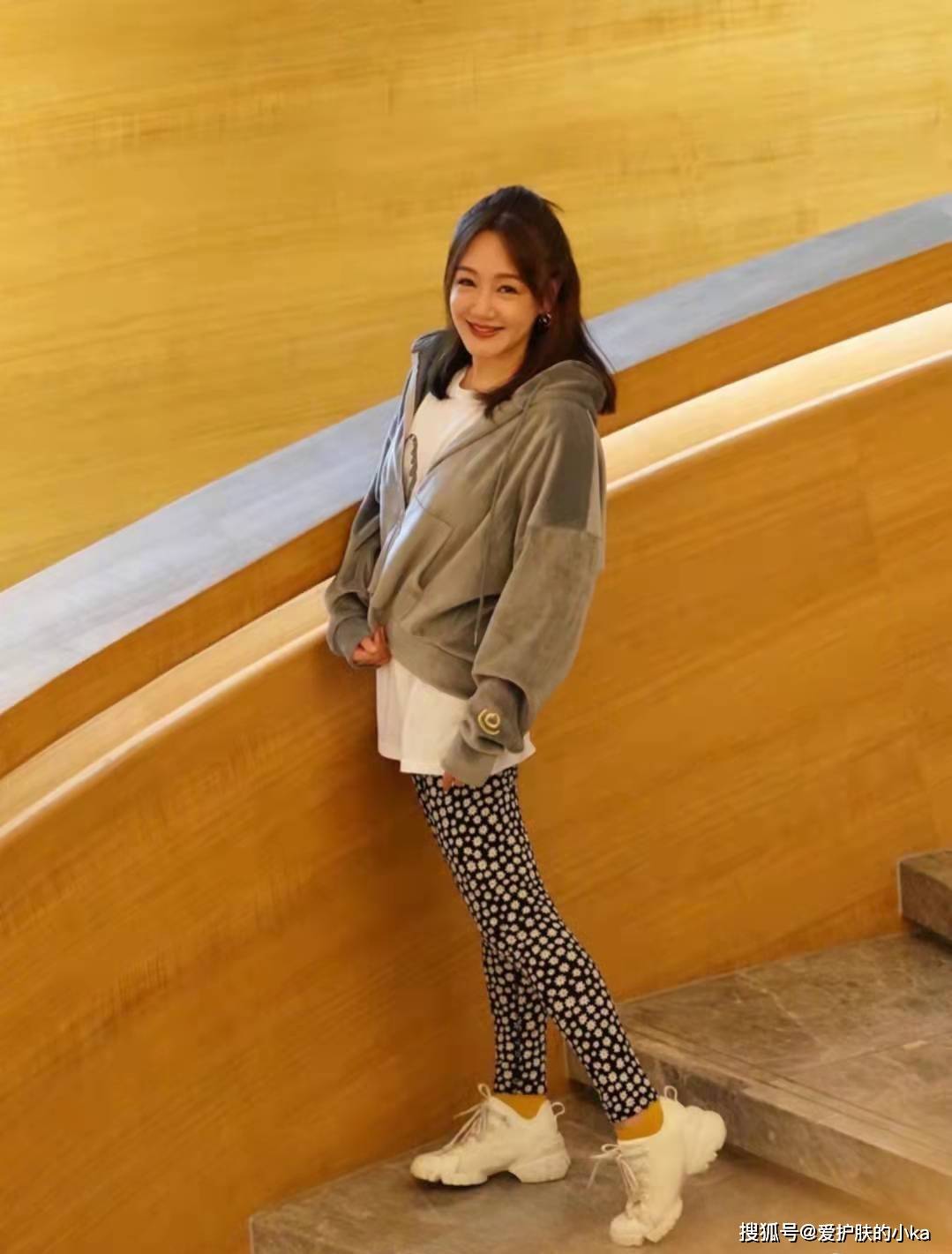 原创43岁薛佳凝人美还会打扮,格纹衬衫配五分裤,简约高级很大气