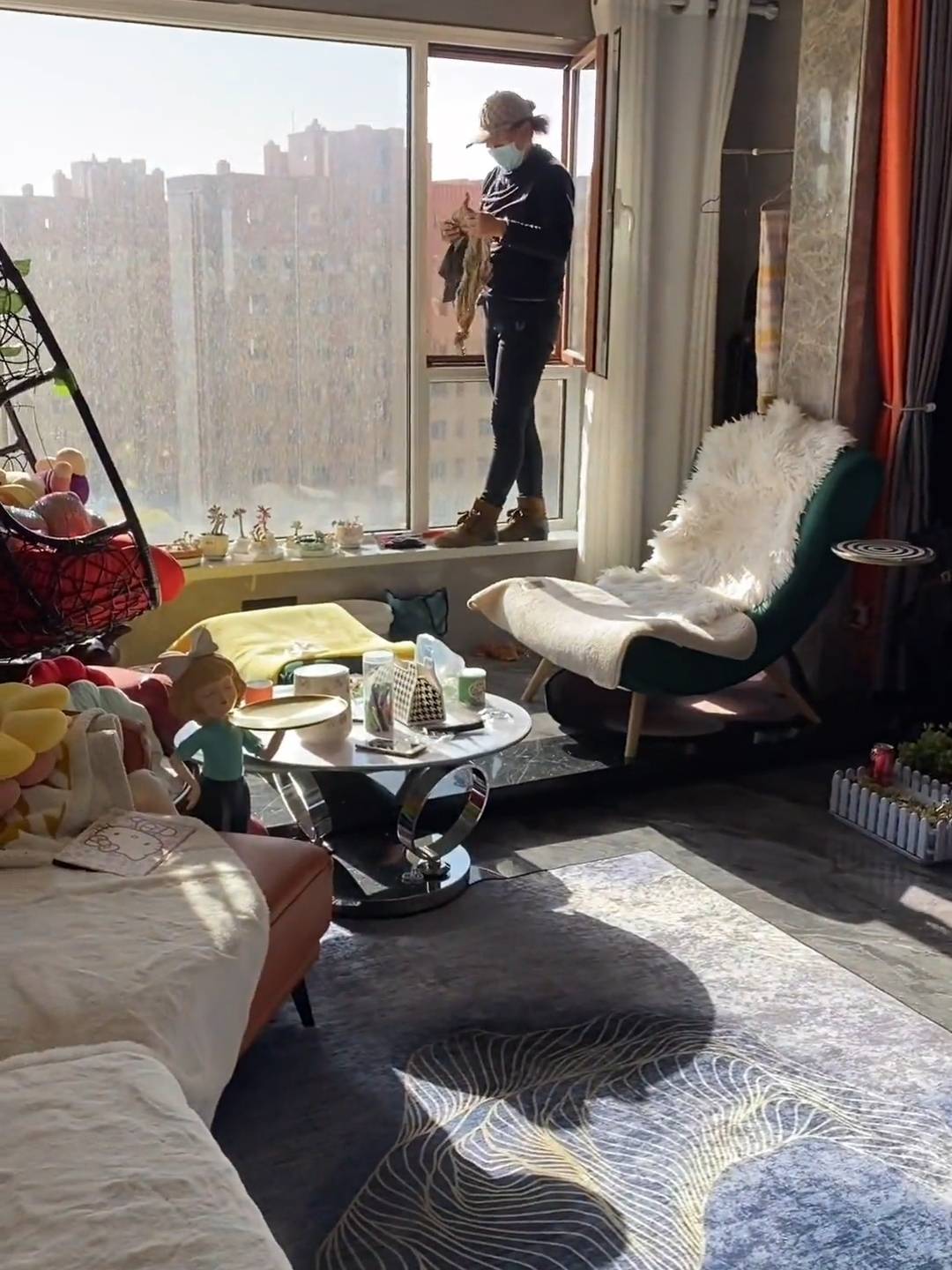 原创宁夏,保洁阿姨无防备站在10楼窗外擦玻璃,业主:下来吧我害怕