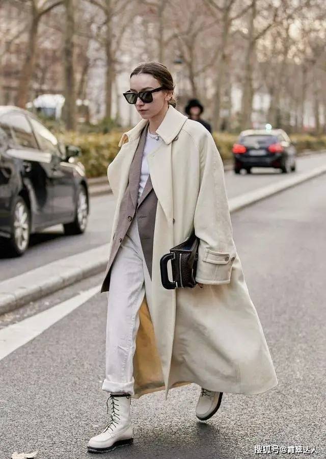 显得 冬天少穿小黑裤！瞧现在的流行“豆腐裤”，时髦特显瘦