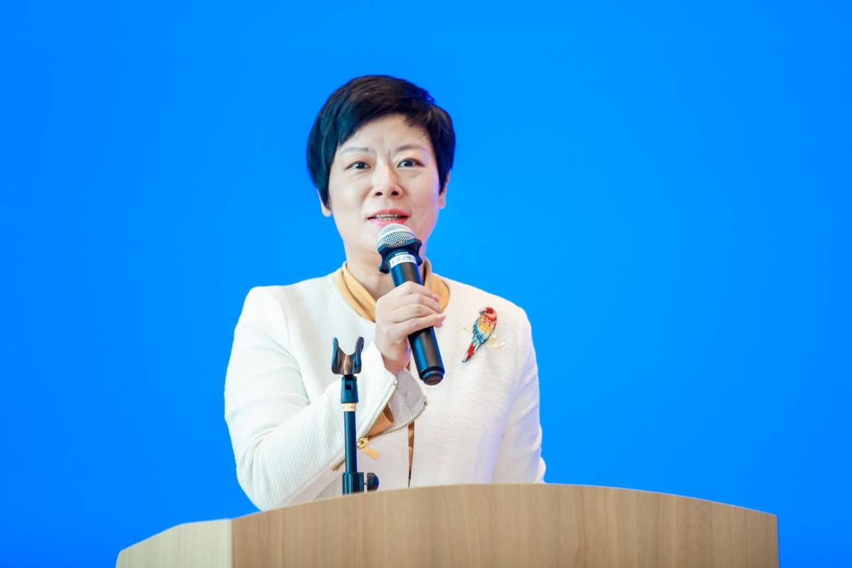 (深圳市慈善会执行副会长房涛)签约仪式上,深圳市龙华区教育局副局长