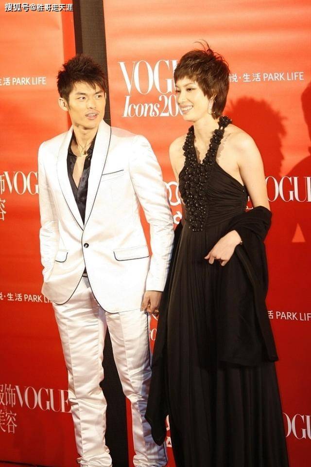 林丹挺 不打球的林丹挺有总裁范儿，谢杏芳裙装相配，姐弟恋的感觉挺浓