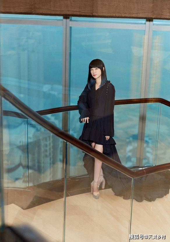 叛逆 杜华不入时尚圈可惜了，漂染发型比艺人还潮，快40岁还保持童心