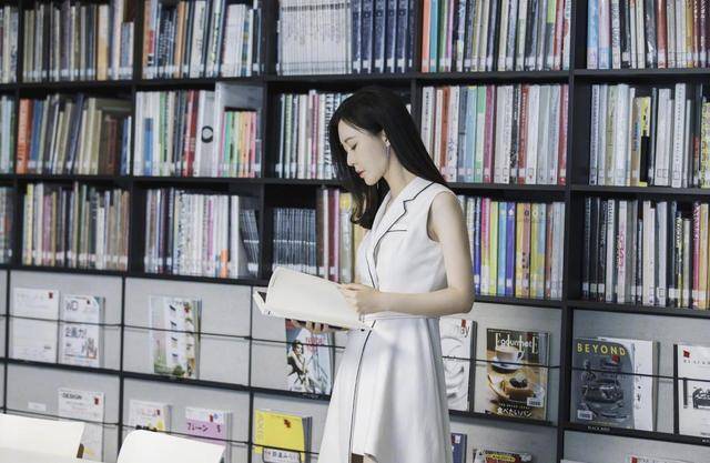 黑色 田朴珺穿衣真胆大，身穿大红色西服look高级又时髦，美不胜收