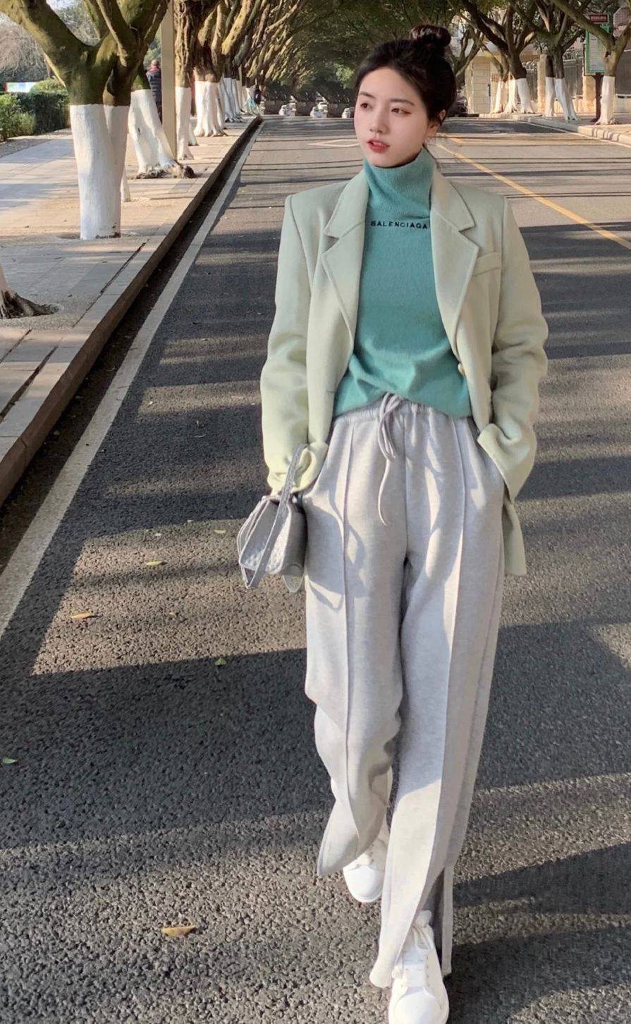 开衩 把阔腿裤收起来吧，现在流行这条“开叉裤”，配大衣羽绒服都高级