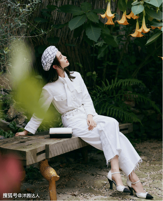 套装 刘诗诗的气质没得比,小香风穿出轻熟优雅感,不露天鹅颈也很高级