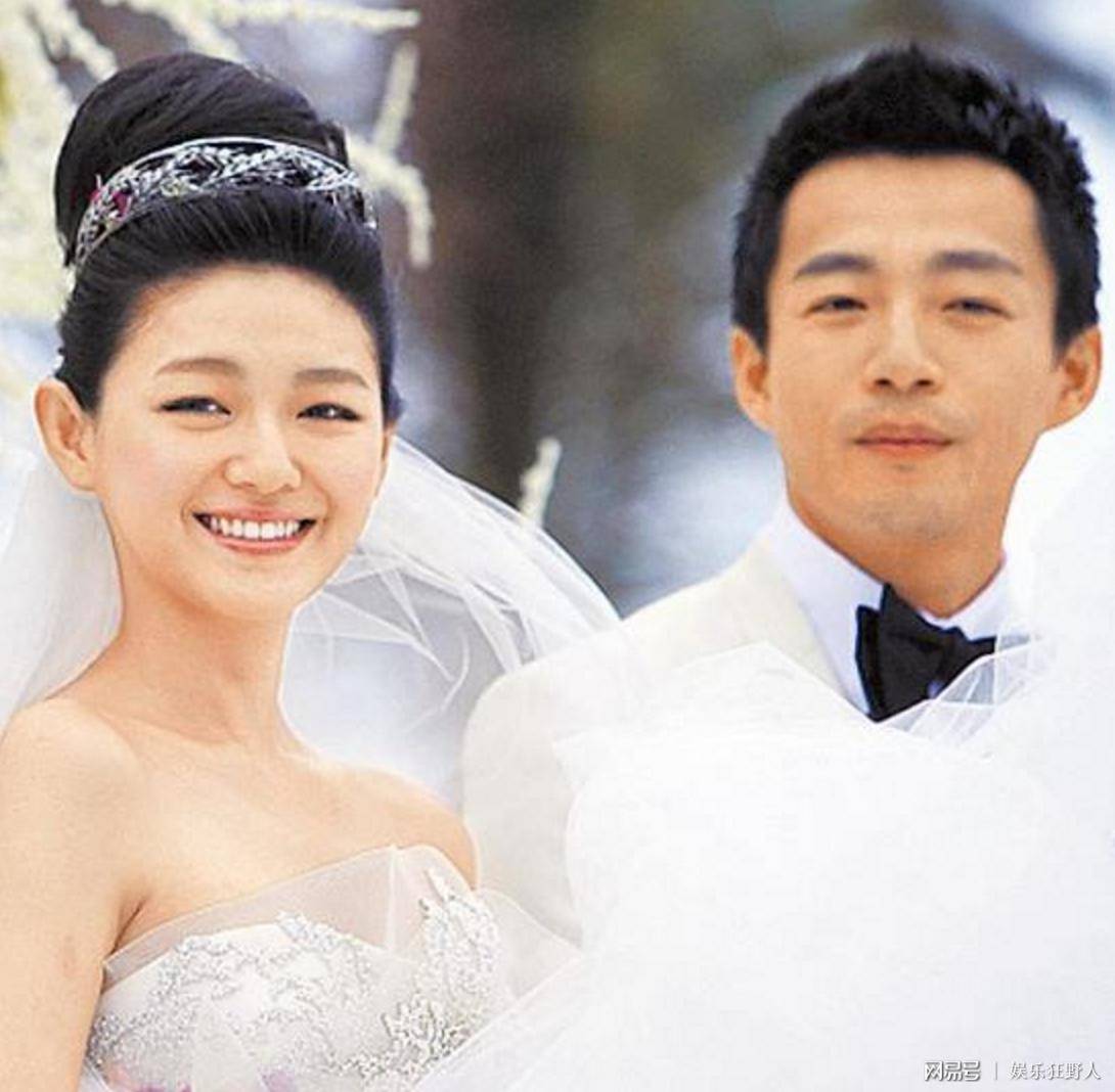 认识不到两个月的时间,两人便完成了订婚,结婚两件大事.