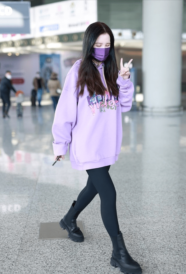 香芋 马伊琍张萌都爱香芋紫卫衣，和搭配却不一样，70与80的差别挺明显