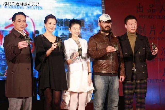 形象 金喜善与景甜各显魅力，一个穿黑丝优雅高贵，一个穿白丝清新活泼