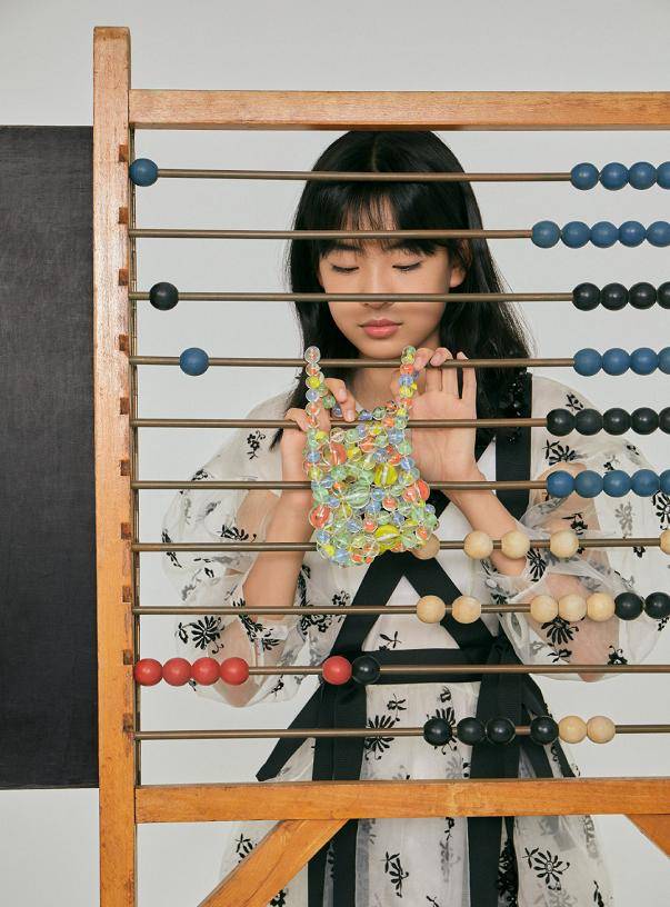 佟大为 佟大为女儿真长大了,拍写真露肩爸妈也不管,身材高挑不输关悦